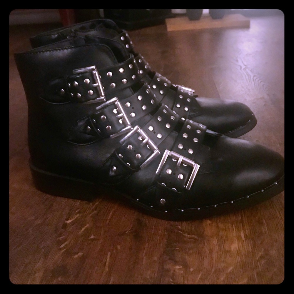 NEVER WORN!! Stylish ankle boots